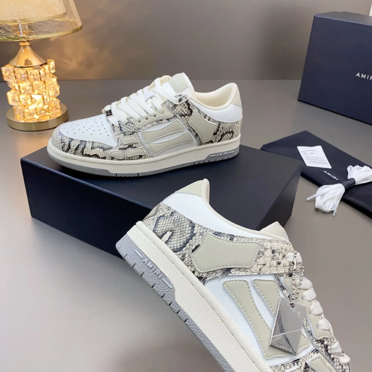 p580🐮🐮AMIRI Couple Style👑 The latest The Pacific Series Couple Style💀🦴Bone Stars Casual Sports Shoes Skateboard Shoes✔️ AMIRI's Pacific shoes are a sneaker that combines luxury and street style. Many celebrities and Internet celebrities have the same style. Its design and workmanship are very exquisite. Made of high-grade cow leather, soft to the touch and highly durable. 💎Fabrics: Original custom imported first-layer cowhide 💎Inner lining: Original customized breathable mesh 💎Foot: Original injection molded one-piece, comfortable, wear-resistant and not tiring for feet 💎Outsole: Original 1:1 molded three-color sole Original outsole 💎Sole thickness: 3CM 💎Size: Female 35-40 Male 39-46 💎Price; Top version 👑Special remarks Remark: (Female size 34 40 . Men's sizes 38 45 46 are customized and cannot be returned or exchanged. Please note when ordering! Thank you🤝🤝